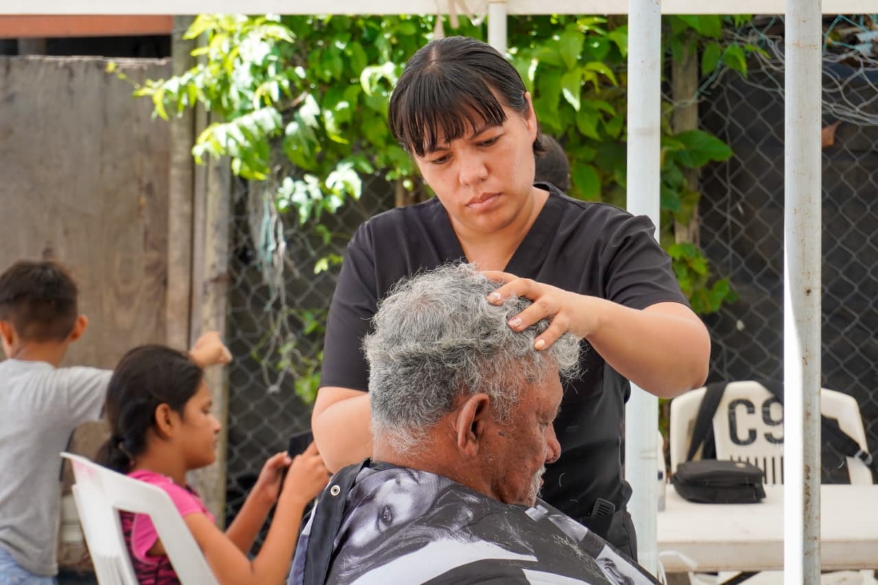 Imagen 4 de DIF Municipal Lleva Campaña de Corte de Pelo a Rivera del Rio Balsas.