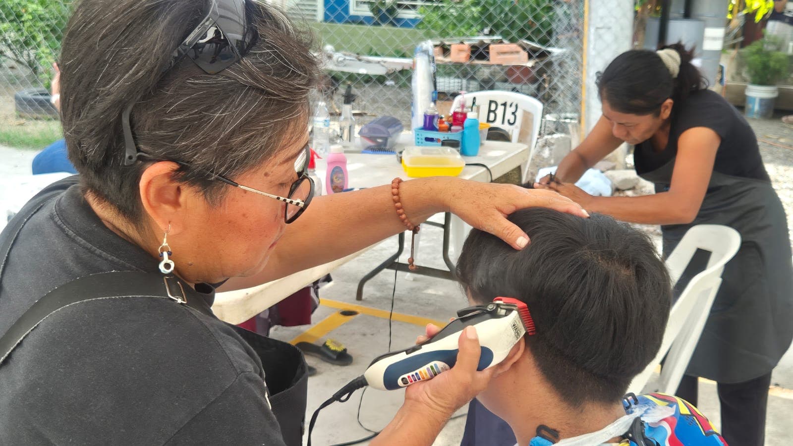 Imagen 1 de Vecinos de la Ribera del Rio, Beneficiados con Campaña de Corte de Cabello.