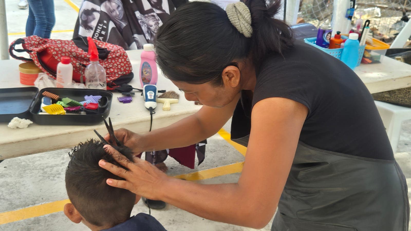 Imagen 2 de Vecinos de la Ribera del Rio, Beneficiados con Campaña de Corte de Cabello.