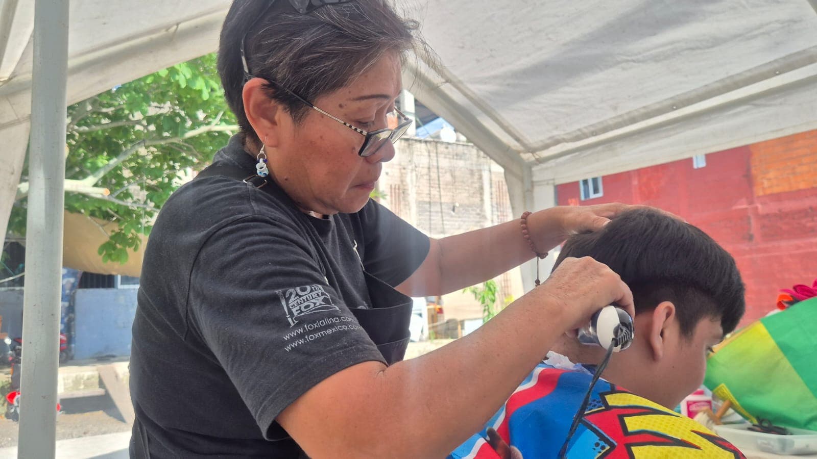 Imagen 3 de Vecinos de la Ribera del Rio, Beneficiados con Campaña de Corte de Cabello.