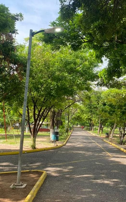 Imagen 1 de Alumbrado Público Rehabilita Sistema de Iluminación en el Parque Jesús Romero Flores.