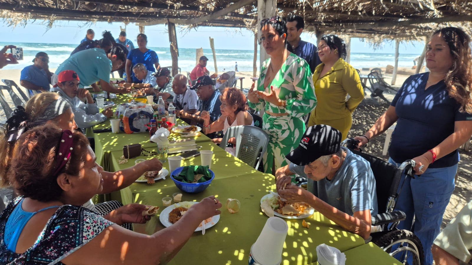 Imagen 1 de DIF Municipal Promueve Actividad Recreativa en Playa con Adultos Mayores.