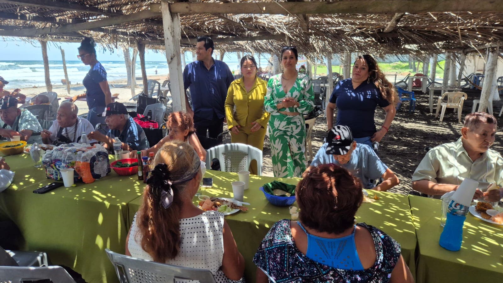 Imagen 2 de DIF Municipal Promueve Actividad Recreativa en Playa con Adultos Mayores.