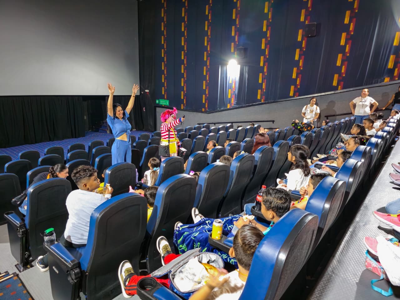 Imagen 1 de Niños y Niñas Disfrutan de Función de Cine en Curso del DIF Municipal.